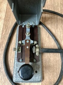 Starý telegrafní klíč na vysílání morseovky - 4