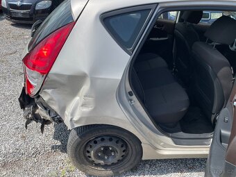 Hyundai I30 1,6 2011 edice Trikolora 1.majitel - 4