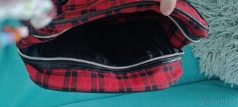 Batoh zelený a červenočerná sportovní kabelka - 4