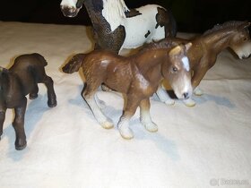 8. Schleich koně Tinkeři + Camarské hříbě - 4