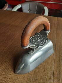 stará žehlička s ozdobou, krásná - 4