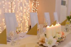Luxusní bílé svatební návleky na židle a doplňky - 4