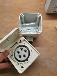 3 fazová zásuvka vestavná pod omítku 400 V 5pól - 4