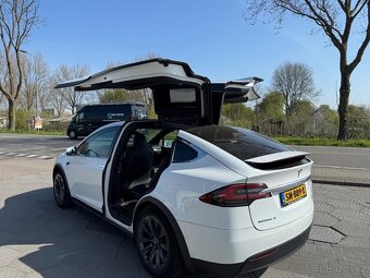 Tesla model X - 4