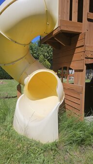 Zahradní dětské hřiště s tobogánem, domečkem a houpačkami - 4