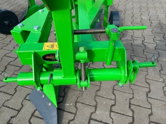 Tříradličný pluh CR-320 - 4