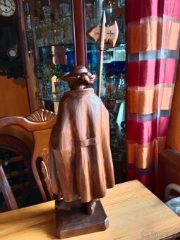 Hezká, větší stará vyřezávaná socha - ponocný, cel - 4