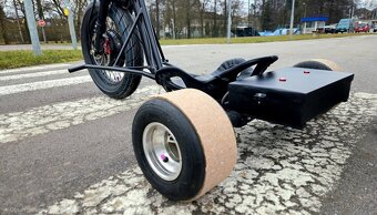 Elektrická driftovací tříkolka  - 4