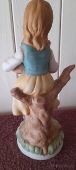 STAROŽITNÁ PORCELÁNOVÁ FIGURKA GIFTCRAFT - DÍVKA S OVOCEM JA - 4
