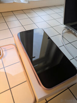 iPhone 15 128GB Pink, záruka, top stav. - 4