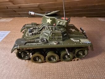 Krasna hračka tank Gama - 4