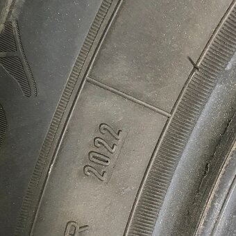 Zimní pneu 215/65 R17 99V Goodyear 7,5mm - 4