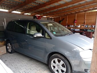 VW Touran  1,6 FSI ,85kw,r.2004 - 4