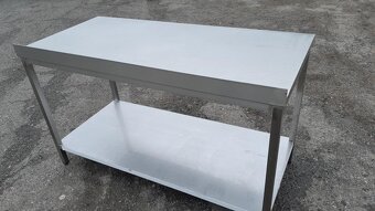 Nerez stůl 150x70x85-90 cm se spodní polici a lemem. - 4