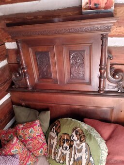 Starožitný nábytek 3xskříň 2xpostel 1x vitrína - 4