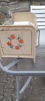 Starožitna plechová postýlka pro panenky - 4