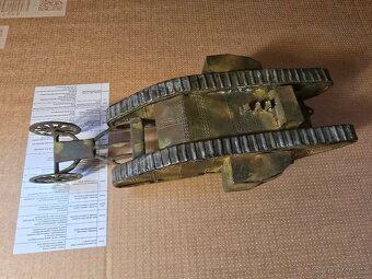 Krasna stará kovová hračka tank - 4