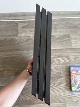Ps4 pro 1TB + 3hry, 2 ovladače + Nabíjecí stojan - 4