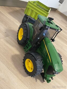 Traktor John Deere s přívěsem - 4