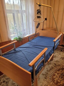 Polohovací postel VÖLKER + matrace + 2x stolek - 4