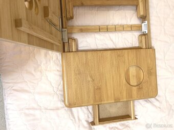 Prodám skládací stolek pod notebook, asi bambusový - 4