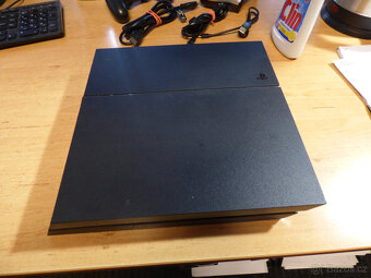 PlayStation 4 se dvěma ovladači - 4