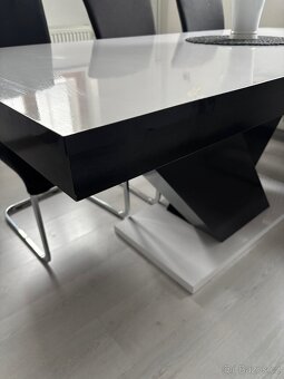 Prodám velký jídelní stůl - 4