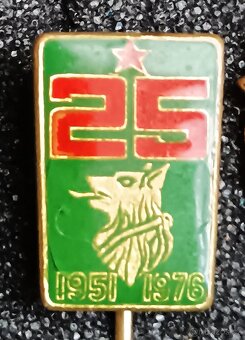 Odznaky: 2 x Vzorný pohraničník-25 let- Klub čes.pohraničí. - 4