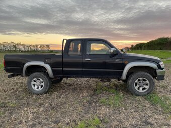 Toyota Hilux SR5 - 4