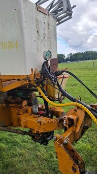 Postřikovač Knight 2000l 18m tažený - 4