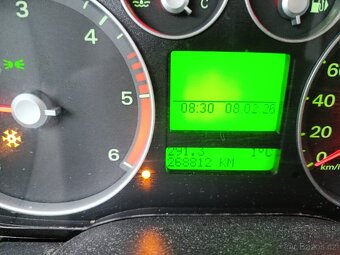 Prodám pojízdný Ford na náhradní díly - 4