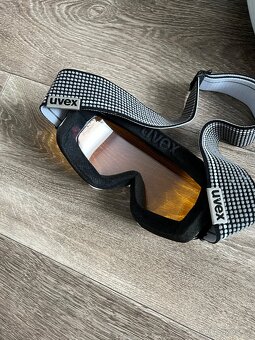 Lyžařská helma Uvex s brýlemi - 4
