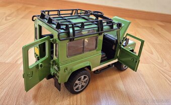 Bruder LAND ROVER DEFENDER - 4