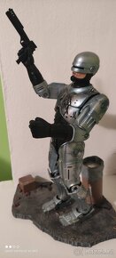 Figurka Robocop battle damaged mcfarlane + dvě knihy - 4