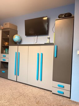 Dětský pokoj, postele, skříně, psací stoly, židle, tv - 4