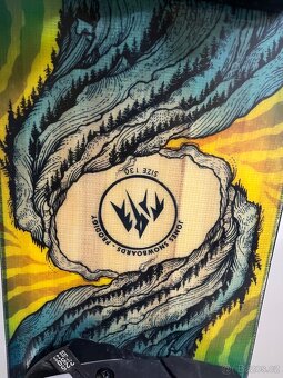 Nabízím pěkný dětský snowboard Jones PRODIGI 130cm. - 4