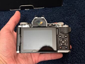Olympus OM-D E-M5 Mark II s příslušenstvím - 4