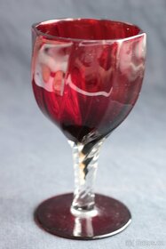 Sklenka na víno z kombinace rubínového a průzračného skla - 4