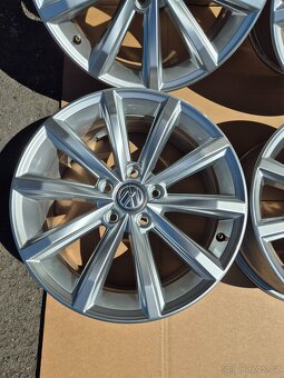 5x112 r17 Vw Passat B8-Model London krásný stav - 4