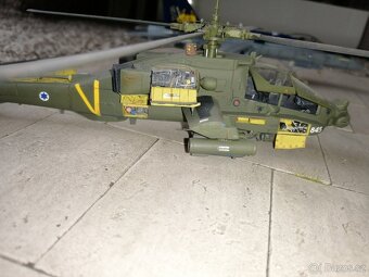 Slepený model AH-64 1/72 + podložka - 4