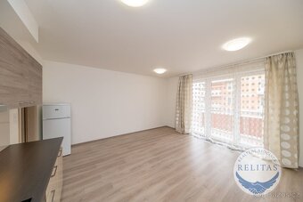 Pronájem nezařízeného bytu 1+kk 34 m² + 6 m² + balkon, Praha - 4