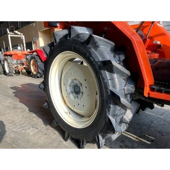Malotraktor Kubota s čelním nakladačem - 4