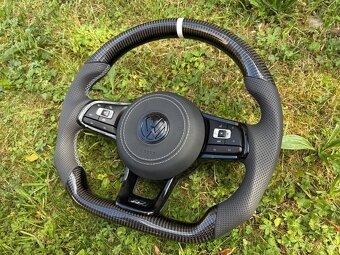 VOLKSWAGEN VOLANT KARBON - PERFOROVANA KOŽA - BIELE ŠITIE - 4
