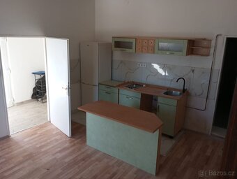 Pronajmu DVOUPATROVÝ byt s VLASTNÍ ZAHRADOU v Chrasti - 4
