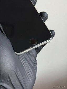 iPhone SE (2020) 64GB - 100% baterie - 4
