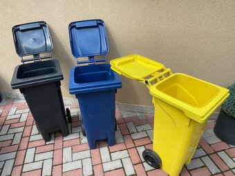 Nepoužité plastové popelnice, černá, modrá a žlutá - 4