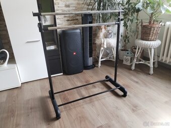 Dvou tyčový věšák na oblečení s ramínky - 4