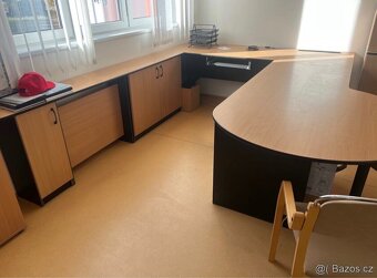 Rohový kancelářský stůl ve tvaru U - 4