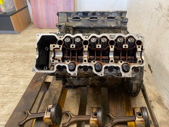 MERCEDES BENZ - BLOK MOTORU S HLAVAMI V6 - 4