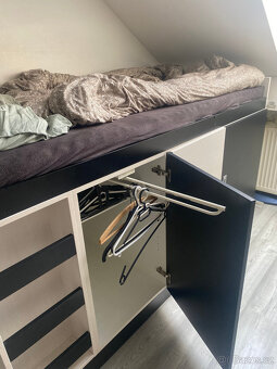 vyvýšená postel s úložným prostorem a žebříkem - 4
